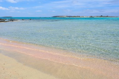 Elafonisi-pembe kum, sıcak ve berrak su ile bir plaj. Girit Adası, Yunanistan