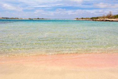 Pembe kum, sıcak ve berrak su ile Elafonisi Plajı. Girit Adası, Yunanistan