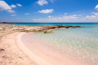 Pembe kum, sıcak ve berrak su ile Elafonisi Plajı. Girit Adası, Yunanistan