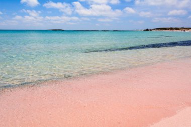 Pembe kum, sıcak ve berrak su ile Elafonisi Plajı. Girit Adası, Yunanistan
