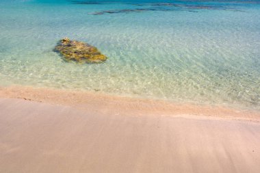 Pembe kum, sıcak ve berrak su ile Elafonisi Plajı. Girit Adası, Yunanistan