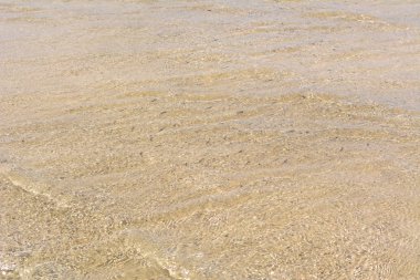 Elafonisi plajının sığ suyu dokusu. Girit Adası