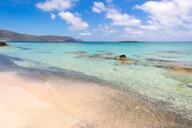 Pembe kum, sıcak ve berrak su ile Elafonisi Plajı. Girit Adası, Yunanistan