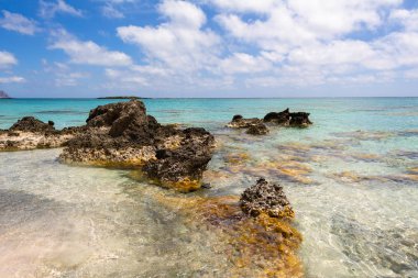 Kristal turkuaz su ile Elafonisi plajında Rocks, Girit Adası, Yunanistan. Avrupa.