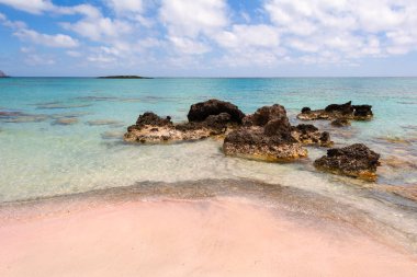 Pembe kum ve berrak su ile Elafonisi plajında Rocks. Girit Adası, Yunanistan
