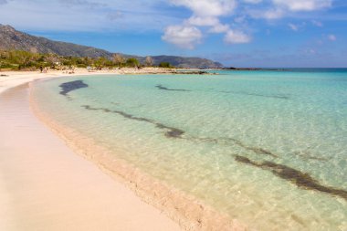 Kıyı şeridi Elafonisi pembe kum, sıcak ve berrak su ile plaj. Girit Adası, Yunanistan