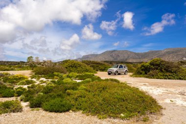 Girit, Yunanistan-Mayıs 2, 2015: Suzuki Jimny araba Elafonisi sahilde park etti. Creta Adası, Yunanistan