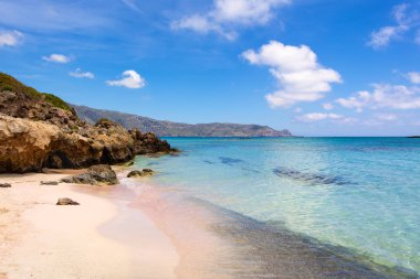 Pembe kum, sıcak ve berrak su ile Elafonisi Plajı. Girit Adası, Yunanistan