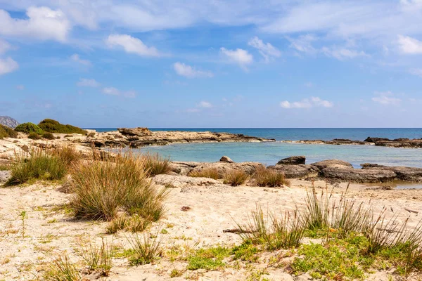 Malowniczy krajobraz plaży Elafonisi z piaskiem i skałami. Kreta, grece — Zdjęcie stockowe