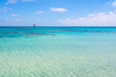 Sörf ile doğal deniz manzarası. Elafonisi Plajı. Girit, Yunanistan. Avrupa
