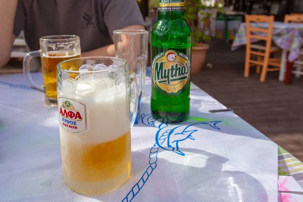 CRETA, GRECIA - 2 maggio 2015: Tazza con birra nella tradizionale taverna greca, Creta, Grecia — Foto Stock