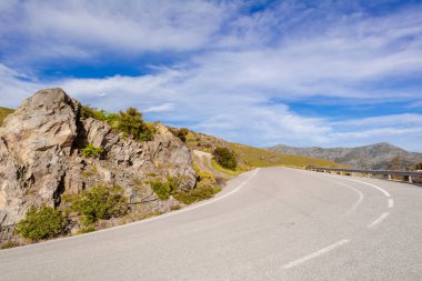 Güneşli bir bahar gününde Girit 'in Batı kıyısında asfalt yolu. Yunanistan, Avrupa