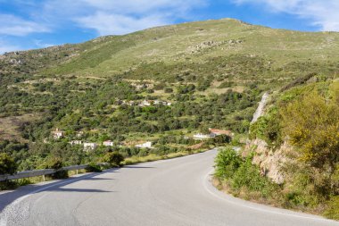 Güneşli bir bahar gününde Girit 'in Batı kıyısında asfalt yolu. Yunanistan, Avrupa
