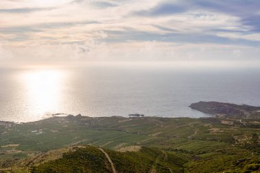 Girit 'in Batı kıyısında deniz ve gün batımı ışığı. Yunanistan, Avrupa
