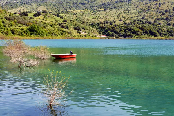 Озеро Курнас с прекрасной пресной изумрудной водой. Крит, Греция . — стоковое фото