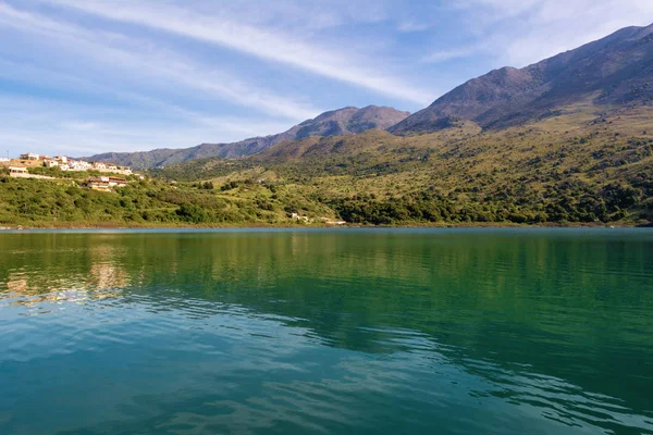 Озеро Курнас, природное озеро на Крите, окруженное высокими горами и расположенное недалеко от деревни Курнас. Крит, Греция — стоковое фото