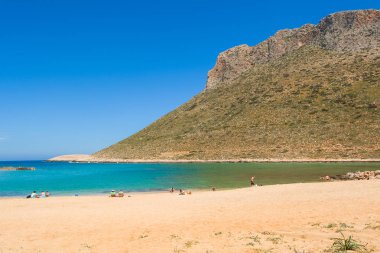 Girit, Yunanistan-Mayıs 1, 2015: turistler Stavros plajında, Anthony Quinn tarafından film Zorba Yunan ünlü yapılan rahatlayın.