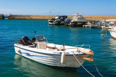 Hanya, Girit-1 Mayıs 2015: Hanya limanından tekne demirli. Hanya şehir Girit kuzeybatısında yer almaktadır. Yunanistan