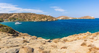 Şaşırtıcı turkuaz suları ile Apocofto ana Plajı ile chrysopigi koy. Sifnos Island, Cyclades, Yunanistan