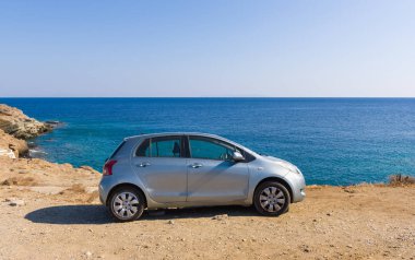Sifnos, Yunanistan-11 Eylül 2018: Toyota Yaris arabası Yunanistan 'daki Sifnos adasında sahile Park edilmiş.