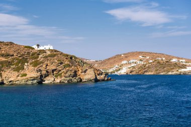 Muhteşem turkuaz suları ile chrysopigi Körfezi. Faros bölgesi. Sifnos Island, Cyclades, Yunanistan