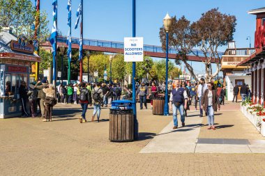 San Francisco, Abd - 30 Mart 2019: Fisherman's Wharf'taki Pier 39'daki turistler. Pier 39 San Francisco, Kaliforniya'da ünlü bir alışveriş merkezi ve popüler turistik.