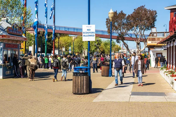 San Francisco, USA-30. března 2019: turisté na molu 39 v Rybářově přístavišti. Pier 39 je slavné obchodní centrum a populární turistická atrakce v San Franciscu, Kalifornie. — Stock fotografie