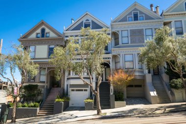 San Francisco, Abd Mimarisi - 30 Mart 2019: Birçok farklı renkte dekore edilmiş ve detaylar açısından zengin evler. Hyde Sokağı. California, Amerika Birleşik Devletleri