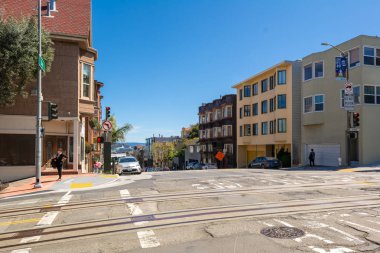 San Francisco, Abd - 30 Mart 2019: Güneşli bir bahar gününde San Francisco'daki Bay Street. California, Amerika Birleşik Devletleri