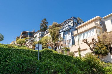 San Francisco, Abd - 30 Mart 2019: Lombard Street, San Francisco, Kaliforniya'da çarpık sokak olarak bilinir. Abd