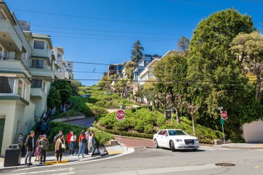San Francisco, Abd - 30 Mart 2019: Lombard Street, San Francisco, Kaliforniya'da çarpık sokak olarak bilinir. Abd