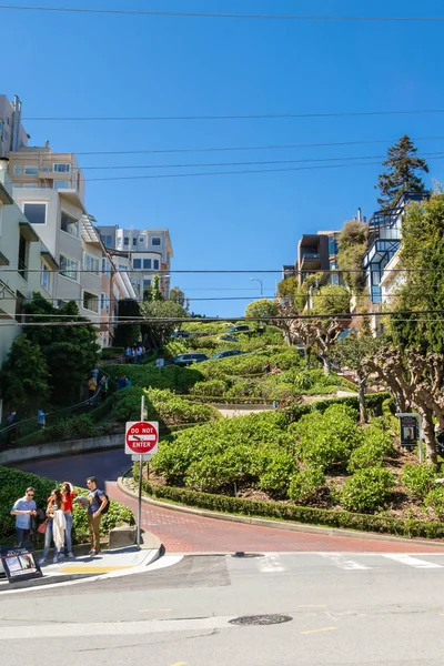 San Francisco, Abd - 30 Mart 2019: Lombard Street, San Francisco, Kaliforniya'da çarpık sokak olarak bilinir. Abd