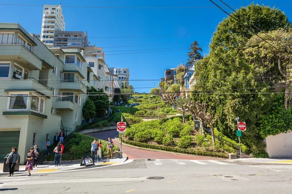 San Francisco, Abd - 30 Mart 2019: Lombard Street, San Francisco, Kaliforniya'da çarpık sokak olarak bilinir. Abd