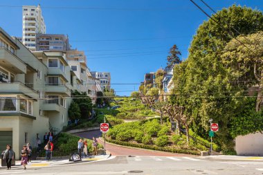 San Francisco, Abd - 30 Mart 2019: Lombard Street, San Francisco, Kaliforniya'da çarpık sokak olarak bilinir. Abd
