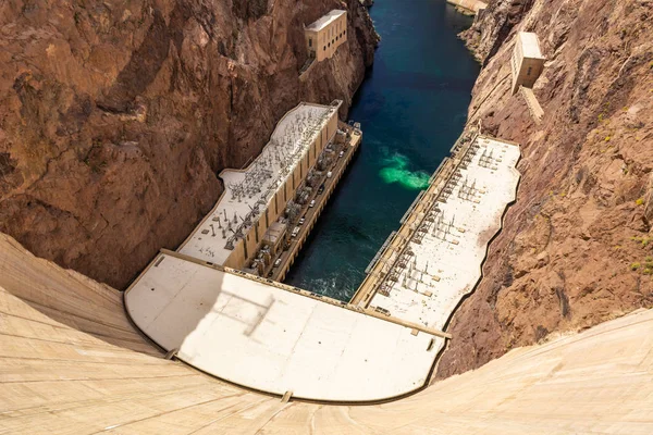 Hoover Dam, a concrete arch-gravity dam located on the Nevada and Arizona border, a top tourist attraction. USA — Stock Photo, Image