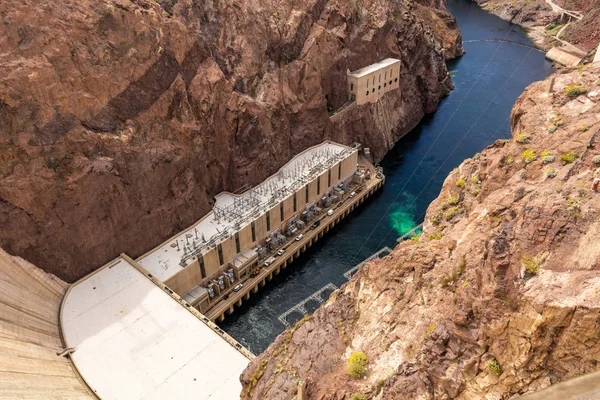 Hoover Dam se nachází na hranici Nevada a Arizona, oblíbená turistická atrakce. USA — Stock fotografie