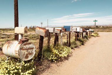 Route 66 boyunca eski ABD posta kutuları satır, Kaliforniya, Abd