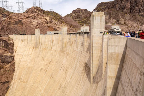 Hooverova přehrada, betonová přehrada gravitace, umístěná na hranici Nevada a Arizony, špičkové turistické atrakce. USA — Stock fotografie