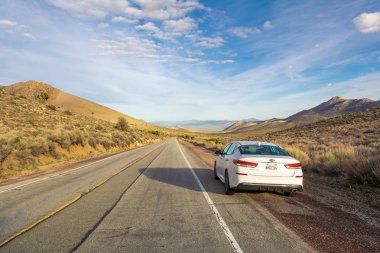 California, Abd - 4 Nisan 2019: Beyaz Kia Optima güneşli bir sabah kaliforniya yolunda park.