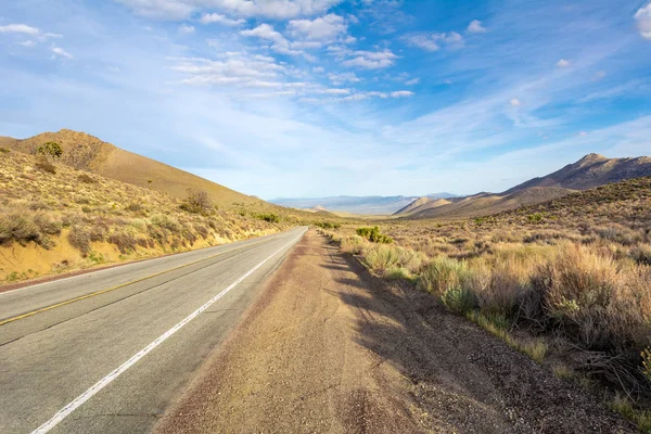 Camino de asfalto en California en una hermosa mañana soleada con nubes y cielo azul. Concepto de viaje —  Fotos de Stock