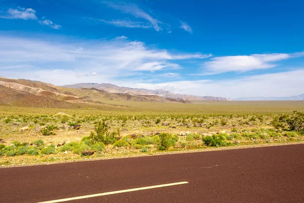 Krajina z Trony Wildrose Road, která vede do Death Valley v Kalifornii za krásného slunného dne s modrou oblohou. — Stock fotografie