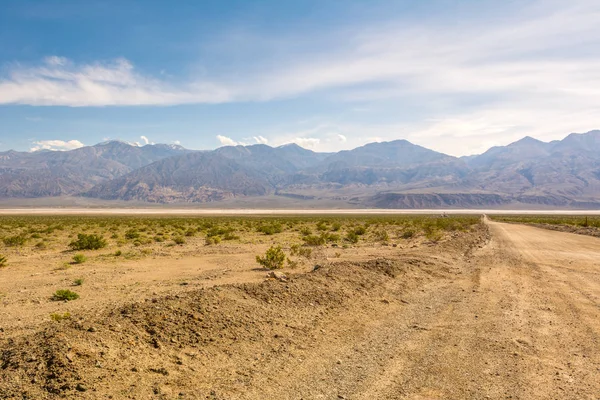 Paisaje escénico con montañas Panamint en el fondo. California, Estados Unidos — Foto de Stock