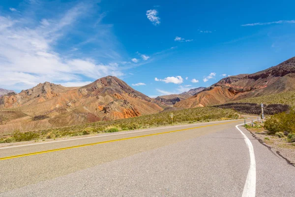 Silnice, která přebývá v národním parku Death Valley v Kalifornii. USA — Stock fotografie