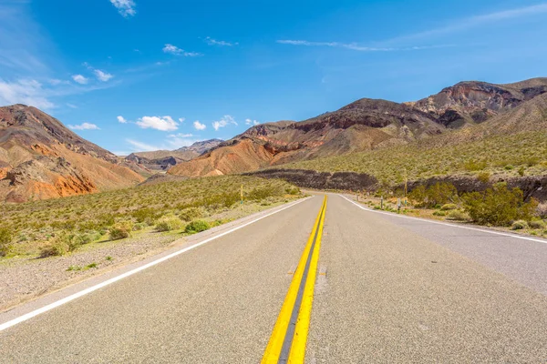 Silnice, která přebývá v národním parku Death Valley v Kalifornii. USA — Stock fotografie