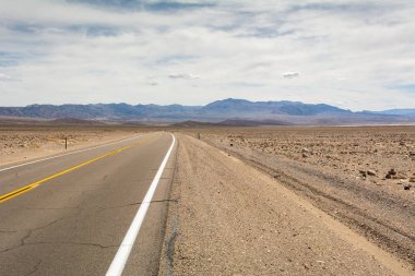 Ölüm Vadisi yolu çölün karşısındaki dağlara kadar. California, Amerika Birleşik Devletleri