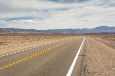 Ölüm Vadisi yolu çölün karşısındaki dağlara kadar. California, Amerika Birleşik Devletleri