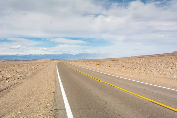 Väg till och med Death Valley National Park i Kalifornien. Usa — Stockfoto