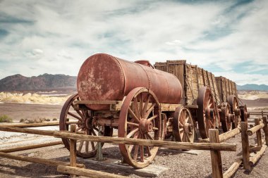 Yirmi katır ekibi tarafından Ölüm Vadisi'nden Mojave'ye boraks transferinde kullanılan tarihi vagon. California, Amerika Birleşik Devletleri