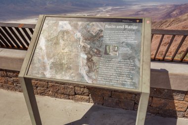 Death Valley, California, ABD - 4 Nisan 2019: Dante'nin Death Valley Ulusal Parkı'ndaki Görünümü hakkında bilgi panosu. California, Amerika Birleşik Devletleri