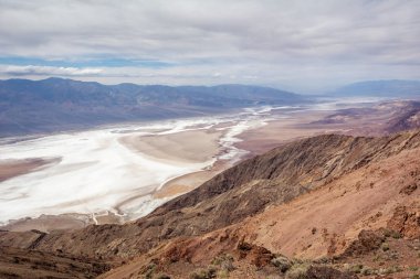Ölüm Vadisi Milli Parkı'nda Dante's View noktasından Badwater Havzası görünümü. California, Amerika Birleşik Devletleri